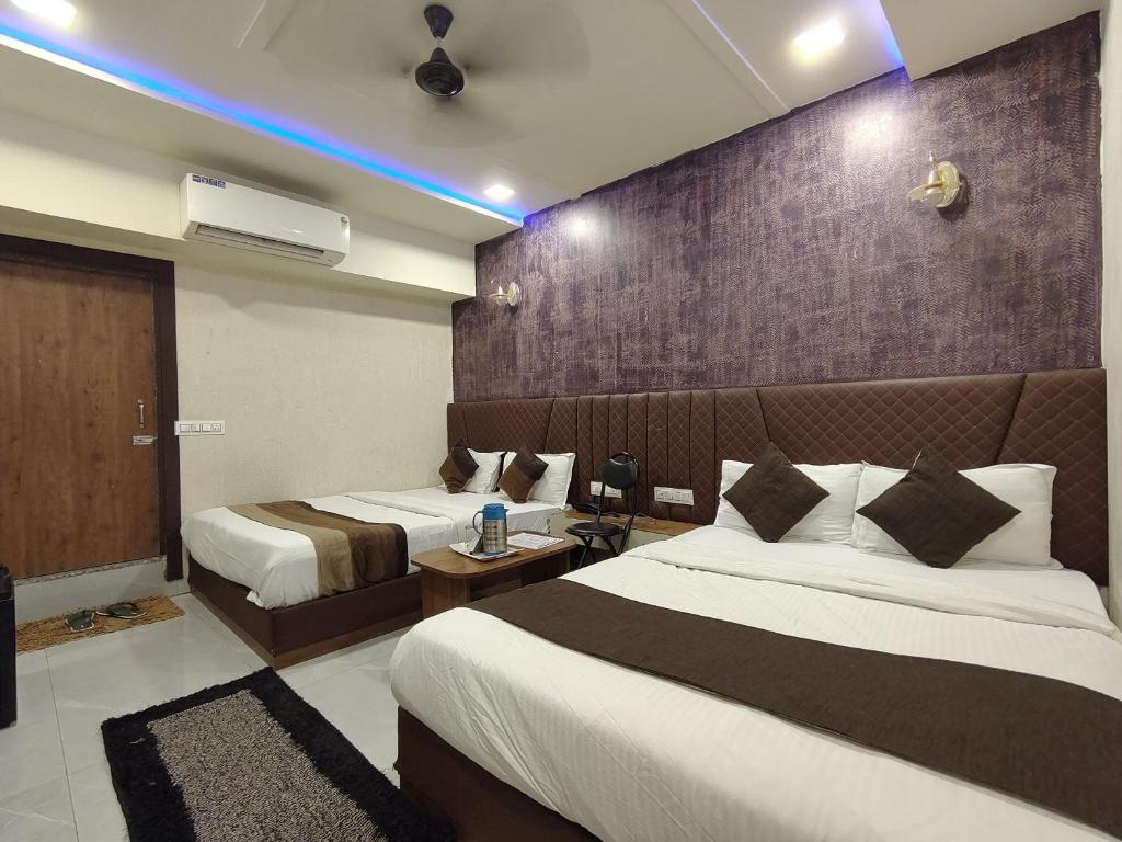 Postel nebo postele na pokoji v ubytování Hotel Avadh Palace, Subhash Bridge, RTO Circle, Ahmedabad