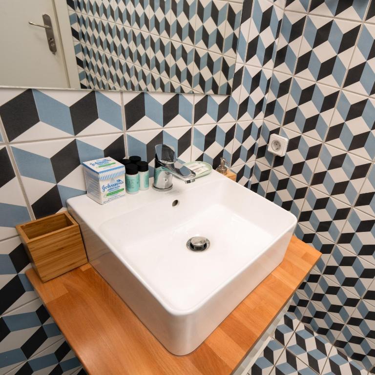 Athens Center luxury Suites 3 - Resim 8