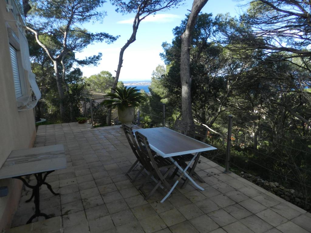 une table et des chaises sur une terrasse avec vue sur l'océan dans l'établissement Aqui siem ben, à Sète