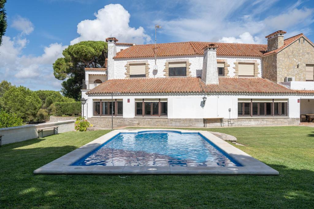 a house with a swimming pool in the yard at Apartoyou - Finca Privada in El Puerto de Santa María