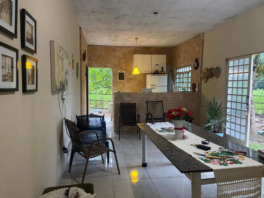 una cucina e un soggiorno con tavolo e sedie di Rancho Coqueiros#Amor e Paz a Buritama
