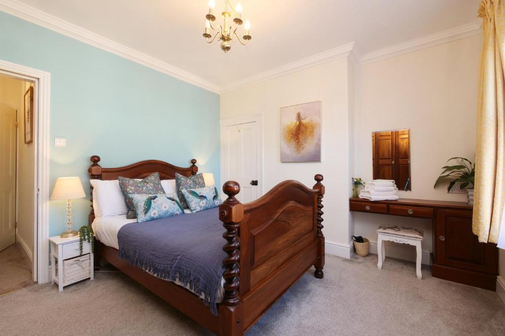 Un dormitorio con una cama grande con almohadas azules. en 59 Moss Green - Close to the city centre, en York