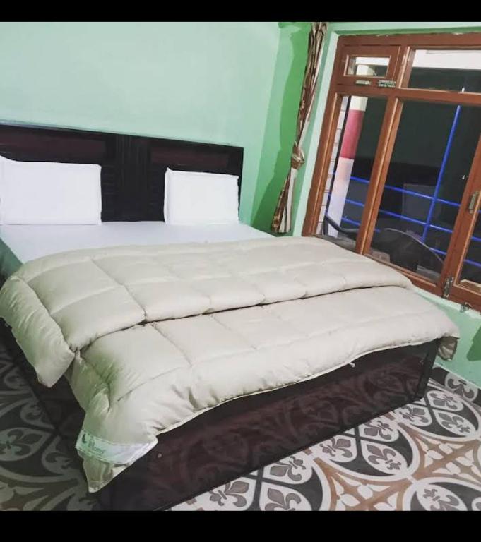 Postel nebo postele na pokoji v ubytování sari luxurious campus