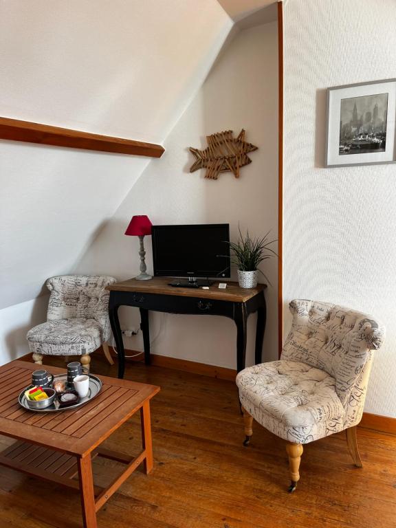 TV a/nebo společenská místnost v ubytování Les Transats Chambre et appartements Face à la mer