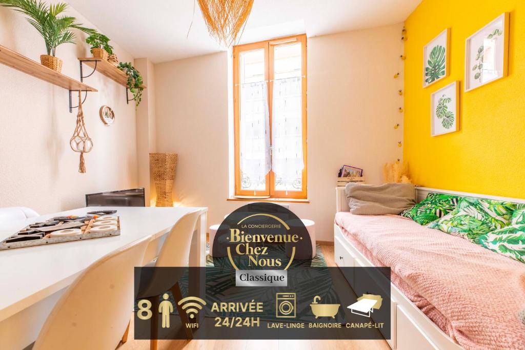 une chambre avec un panneau indiquant que le réfrigérateur encourage les mères à danser dans l'établissement Evasion Centre-ville 2 à 8 personnes, à Clermont-Ferrand