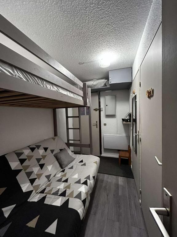 une chambre avec un lit superposé dans une pièce dans l'établissement Le Bouquetin au coeur de la station, à Risoul