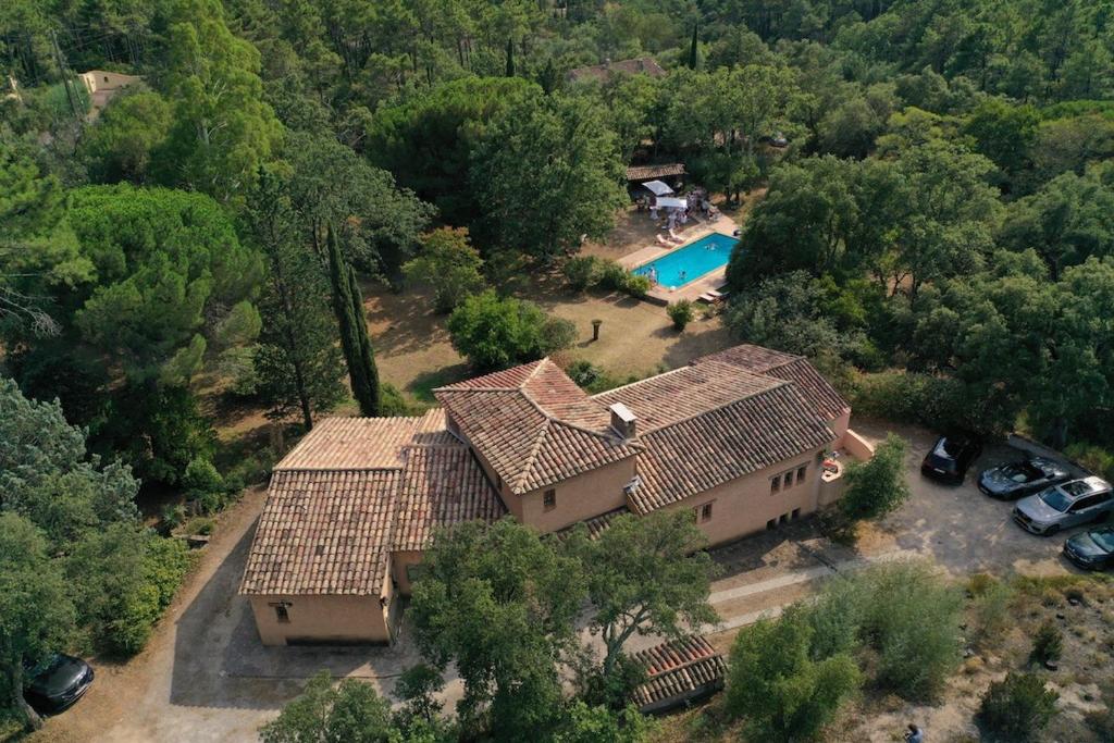 une vue aérienne d'une maison avec piscine dans l'établissement Villa La Perla, a true gem near Sainte-Maxime!, au Muy