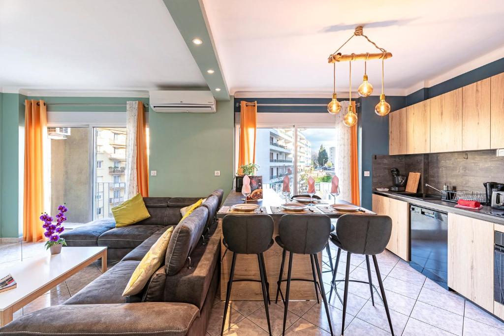 un salon avec un canapé et une table dans l'établissement Chez Daniela - à 10min à pied du port dAjaccio, à Ajaccio