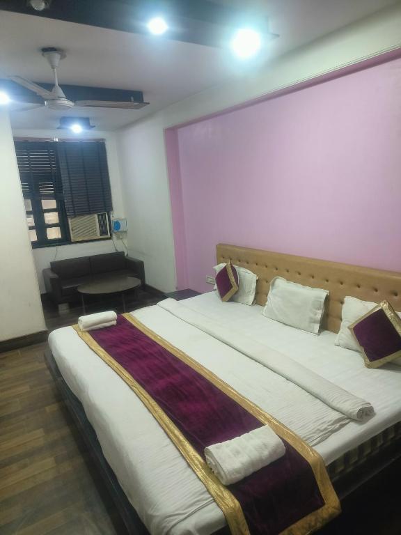 Postel nebo postele na pokoji v ubytování Hotel Good Palace Karol Bagh