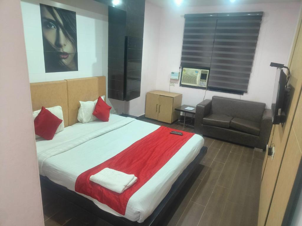 Postel nebo postele na pokoji v ubytování Hotel Good Palace Karol Bagh