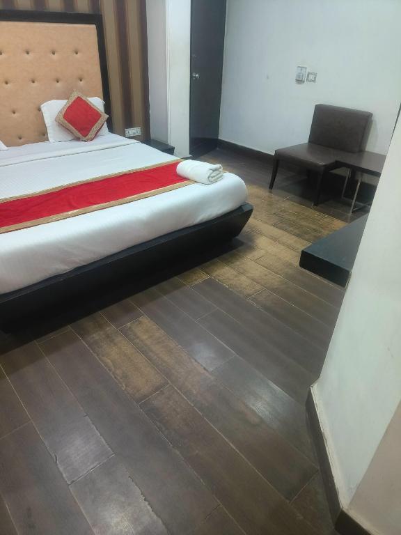Postel nebo postele na pokoji v ubytování Hotel Good Palace Karol Bagh