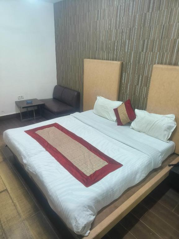 Postel nebo postele na pokoji v ubytování Hotel Good Palace Karol Bagh