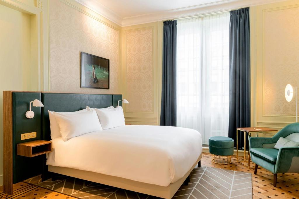 Llit o llits en una habitació de Sapphire House Antwerp, Autograph Collection by Marriott