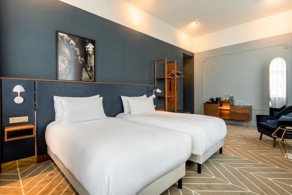 Llit o llits en una habitació de Sapphire House Antwerp, Autograph Collection by Marriott