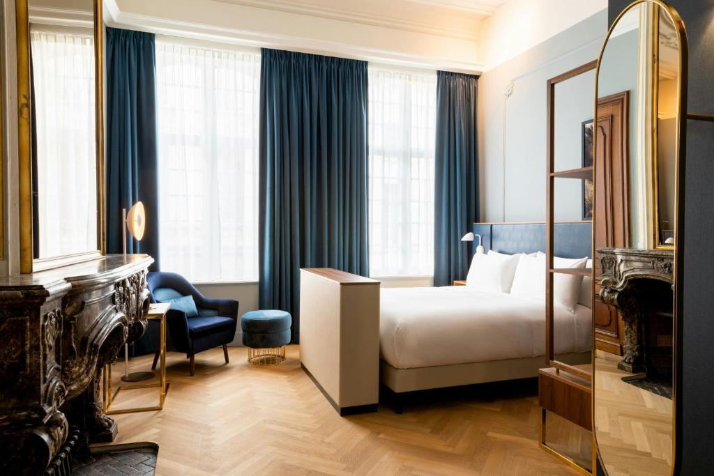 Llit o llits en una habitació de Sapphire House Antwerp, Autograph Collection by Marriott