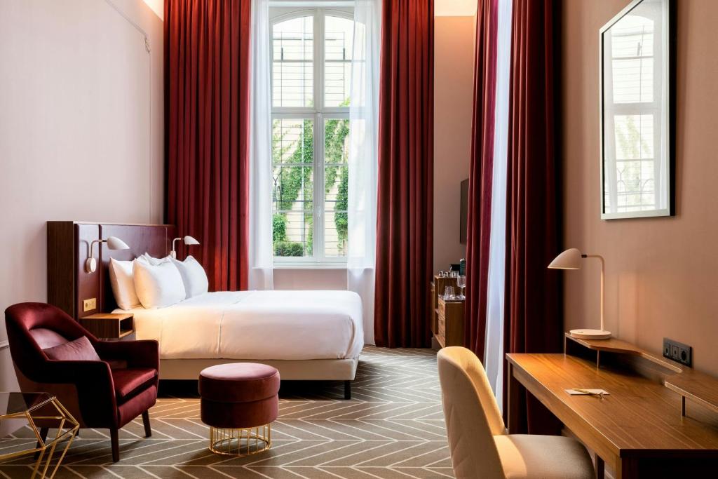 Llit o llits en una habitació de Sapphire House Antwerp, Autograph Collection by Marriott