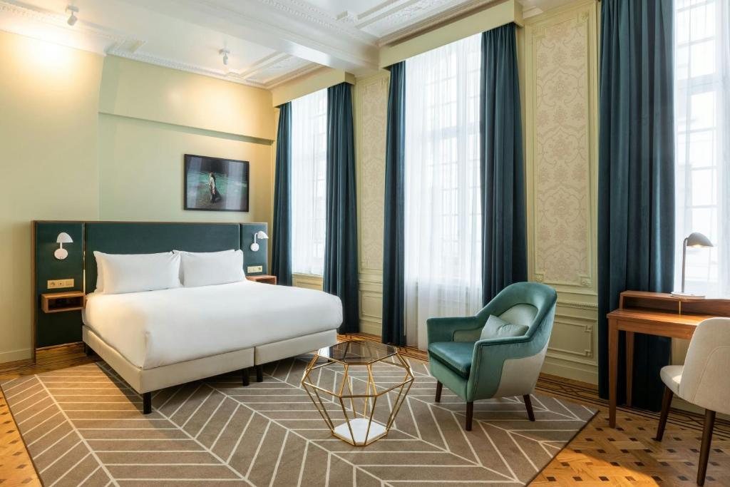 Llit o llits en una habitació de Sapphire House Antwerp, Autograph Collection by Marriott