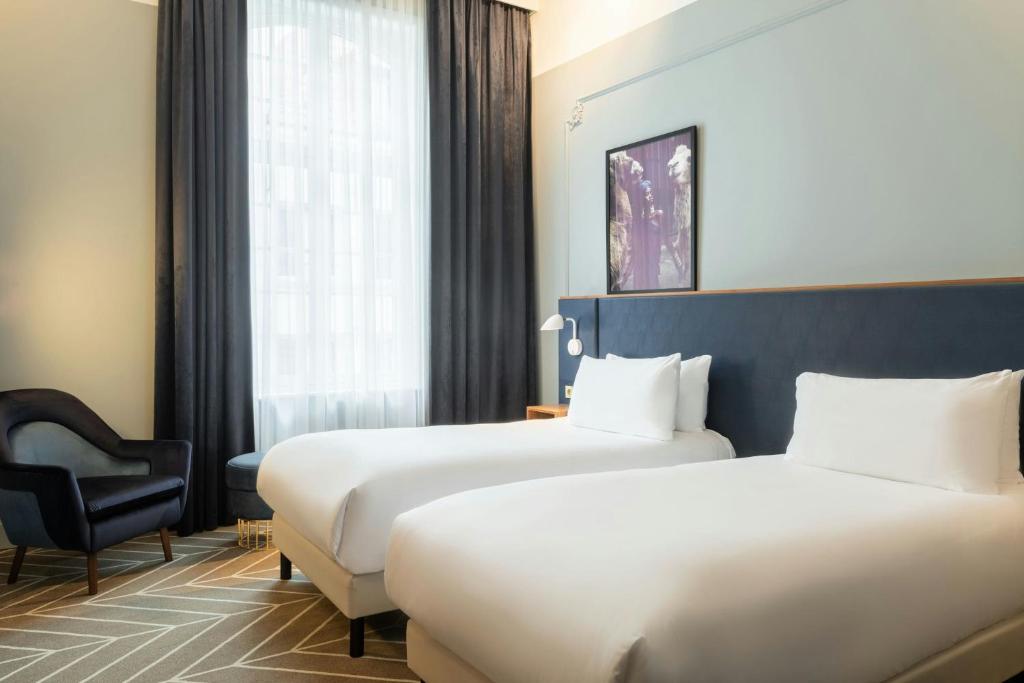 Llit o llits en una habitació de Sapphire House Antwerp, Autograph Collection by Marriott