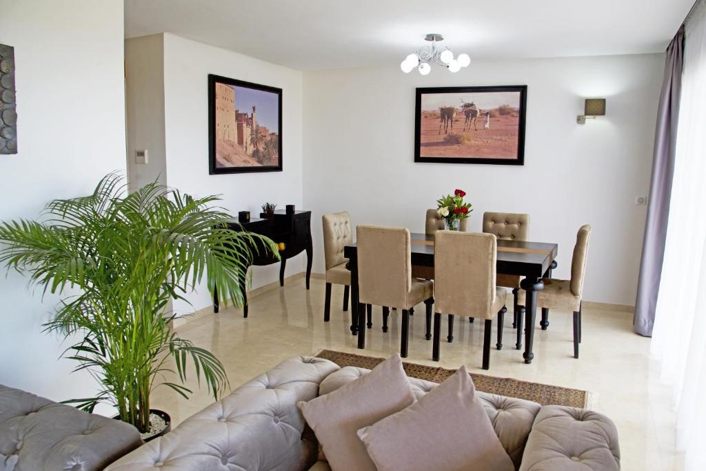 Posezení v ubytování Appartement luxe vue Mer & Golf -Taghazout Bay