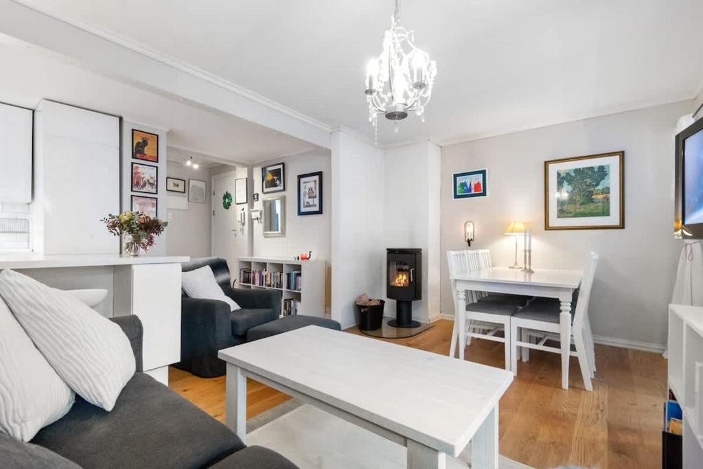 una sala de estar con un sofá y una mesa en Dinbnb Homes I Family Friendly Home in Historical Sandviken, en Bergen