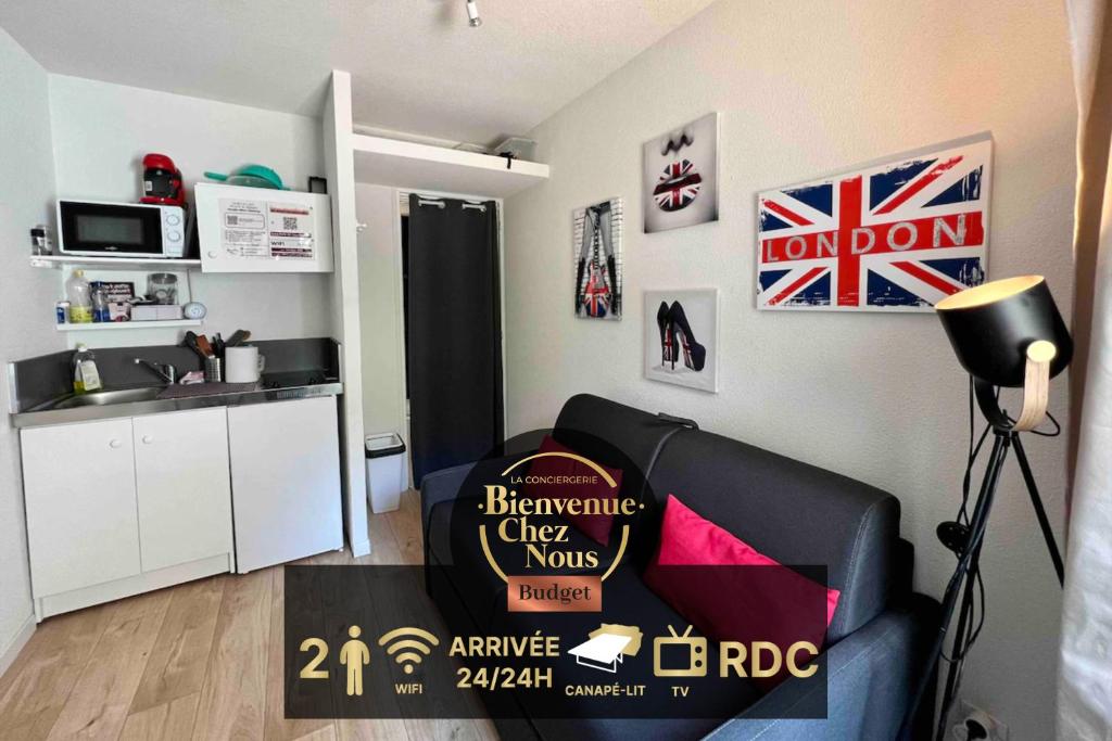 a living room with a sign on the wall at STUDIO Av MARX DORMOY CLERMONT CENTRE B in Clermont-Ferrand