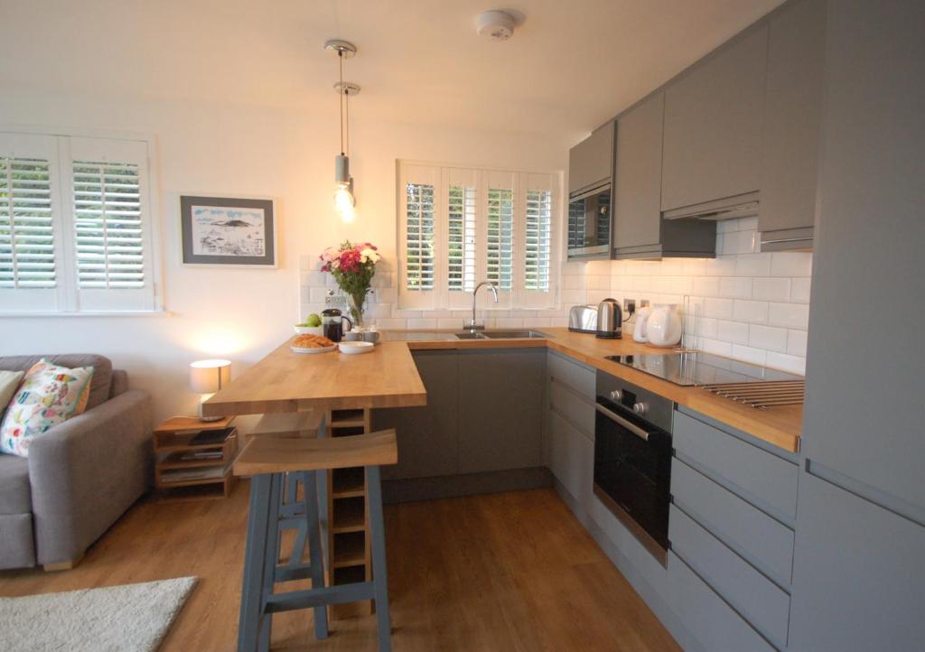 ソルカムにあるJacks Stay, 2 bedroom apartment in Salcombeのテーブルとカウンタートップのあるキッチン