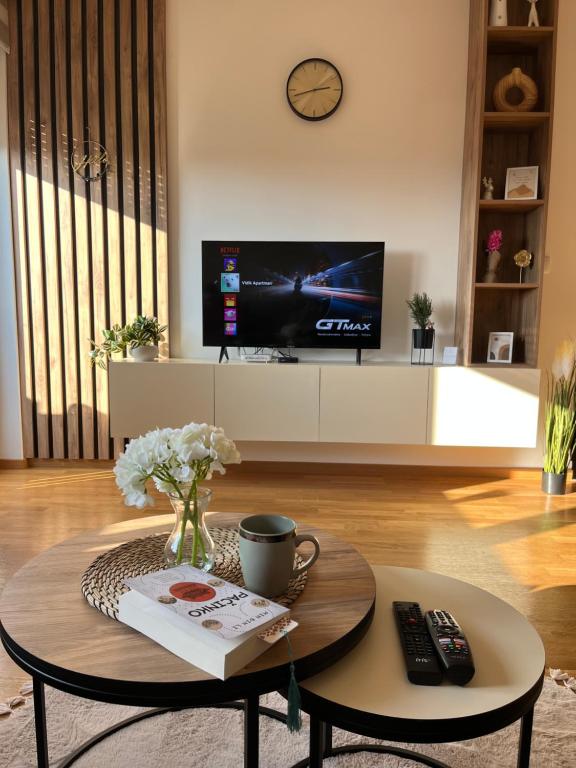 sala de estar con mesa de centro y TV en Apartman Vidik Spa & Gym Zlatibor, en Zlatibor