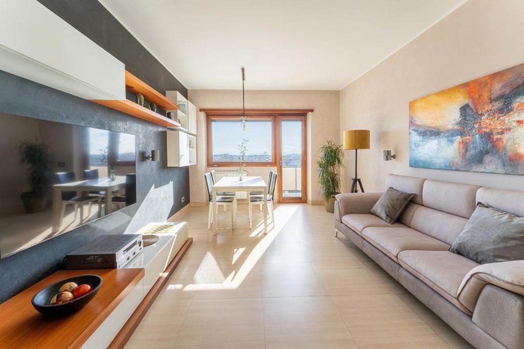 Una televisión o centro de entretenimiento en Cielo Suite, Panoramic Apt View with Jacuzzi