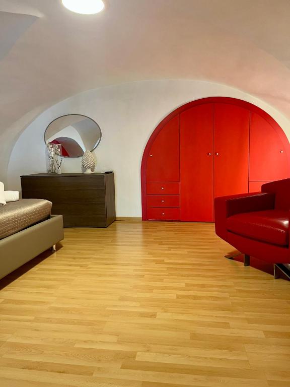 salon z czerwonymi szafkami i czerwoną kanapą w obiekcie Aitnè - Holiday Apartments w Katanii