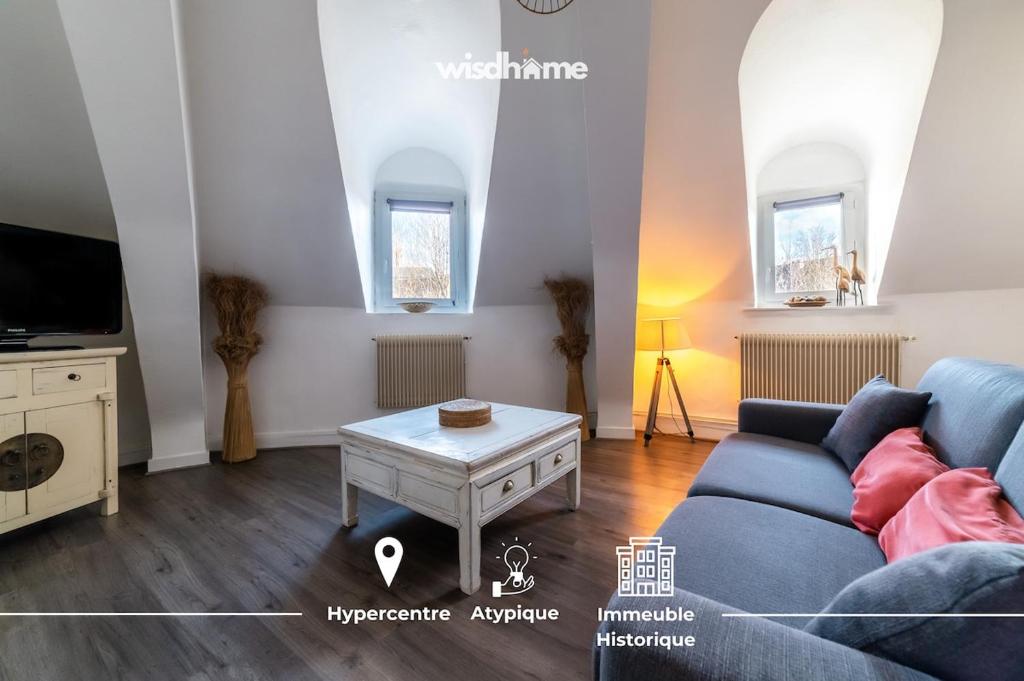 un salon avec un canapé bleu et une table dans l'établissement Nid Douillet en Hypercentre - Proche Cathédrale Rodez, à Rodez