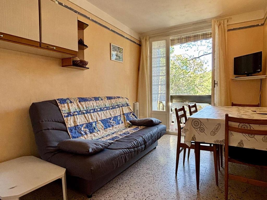 un salon avec un canapé et une table dans l'établissement **Appartement 2 pièces à 100m de la plage avec balcon et parking - Argelès-sur-Mer** - FR-1-225-68, à Argelès-sur-Mer