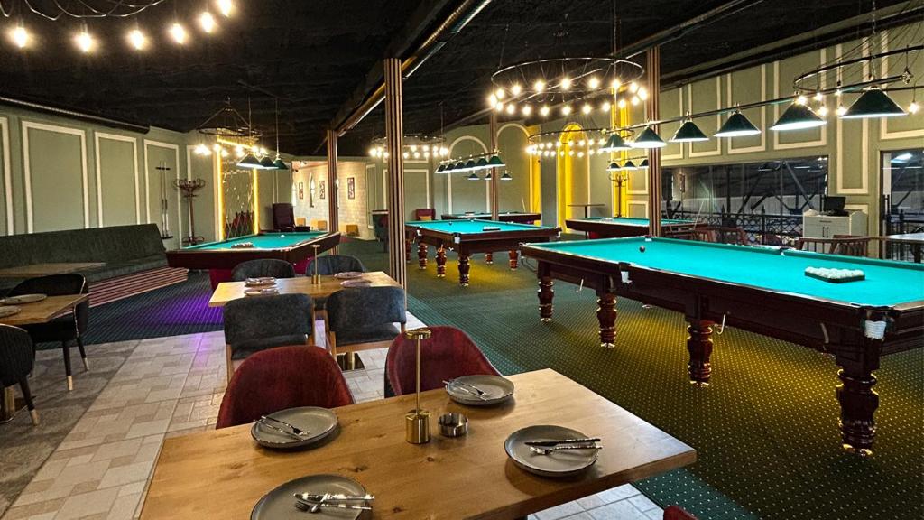 Biliár nebo kulečník v ubytování Dashli Gala Hotel Ganja