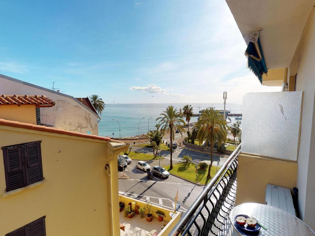une vue sur l'océan depuis le balcon d'un immeuble dans l'établissement Studio moderne avec balcon, climatisation et WiFi - FR-1-196-214, à Menton