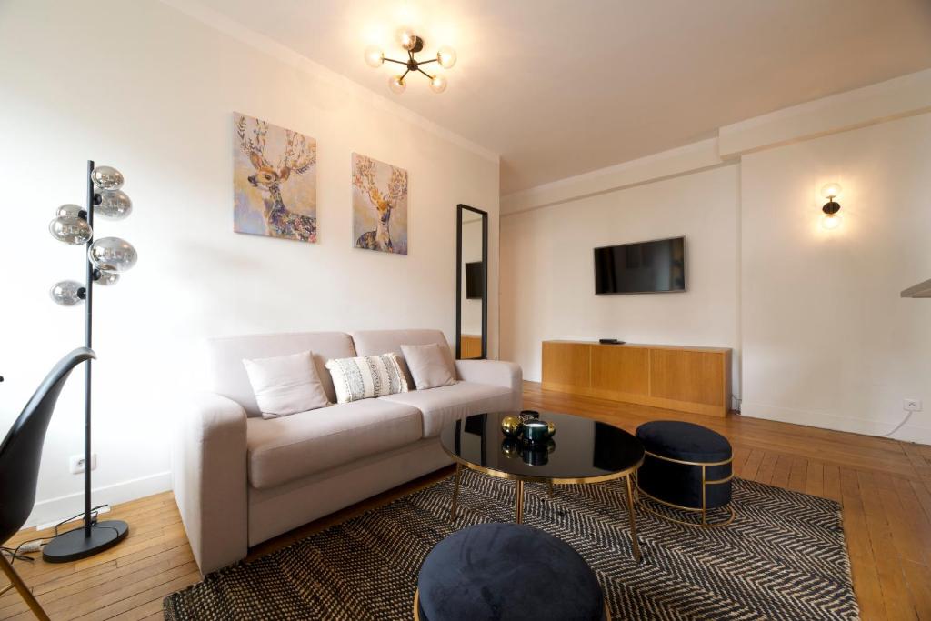 un salon avec un canapé et une table dans l'établissement CIA - Champs Élysées Matignon, à Paris