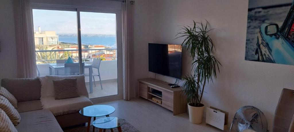 Televízia a/alebo spoločenská miestnosť v ubytovaní Beach Front Sea View Punta Prima