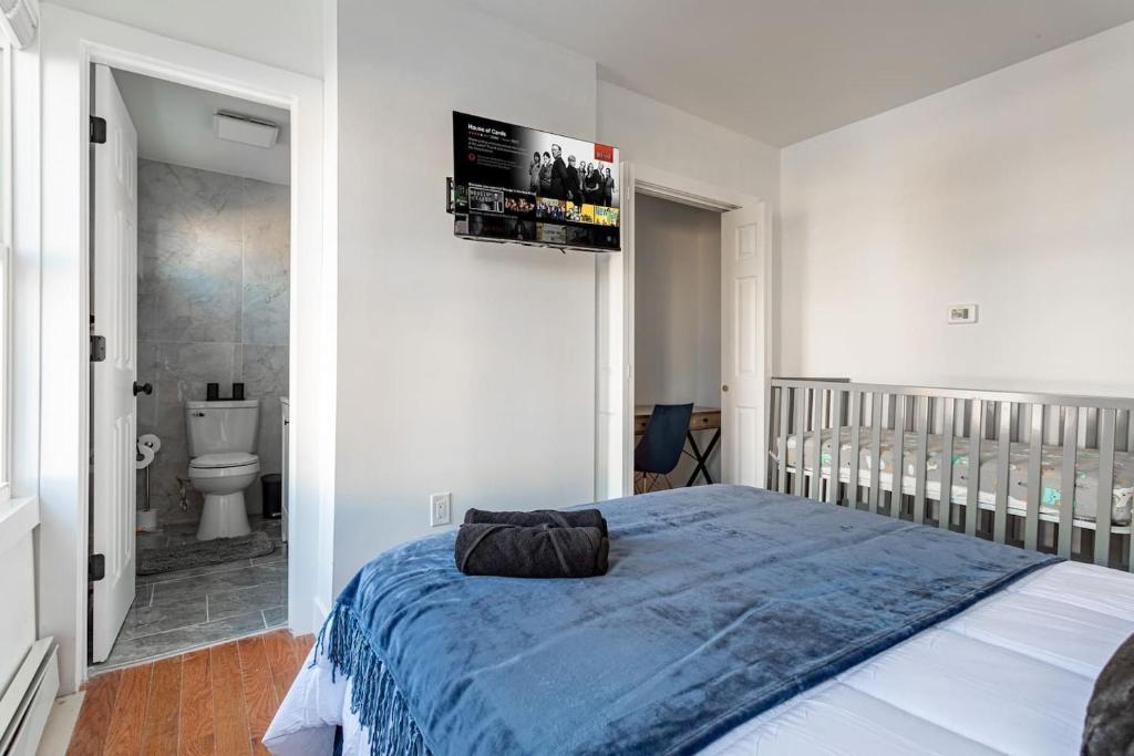 Katil atau katil-katil dalam bilik di The Modern Retreat 4BR 2BA Near NYC and Airport