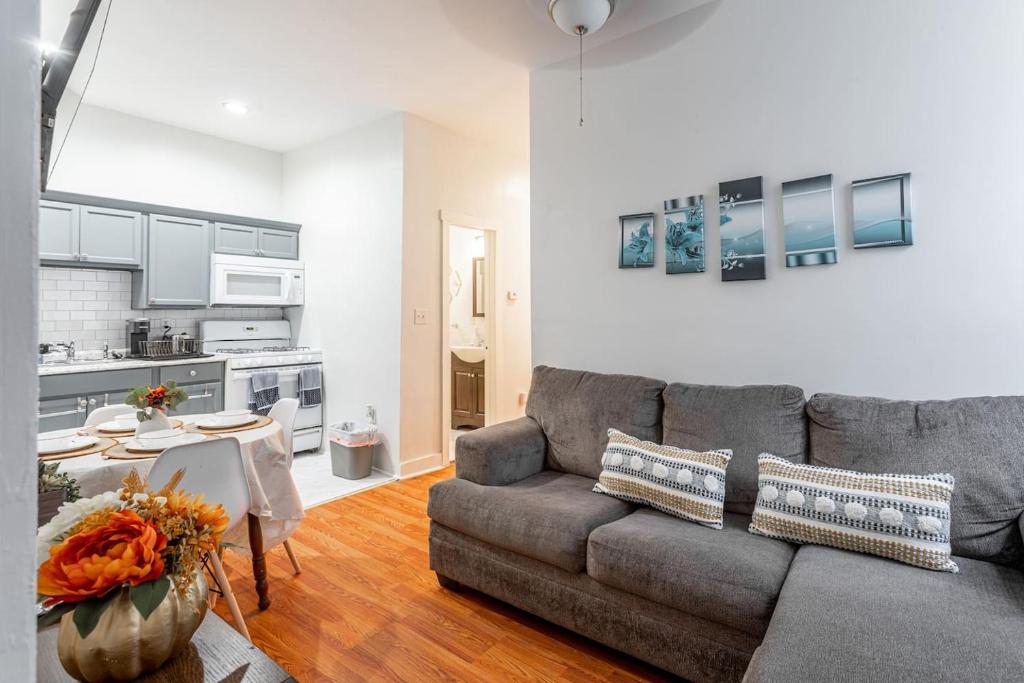 Η κουζίνα ή μικρή κουζίνα στο Charming 2BR 1BA Apartment Near NYC Airport