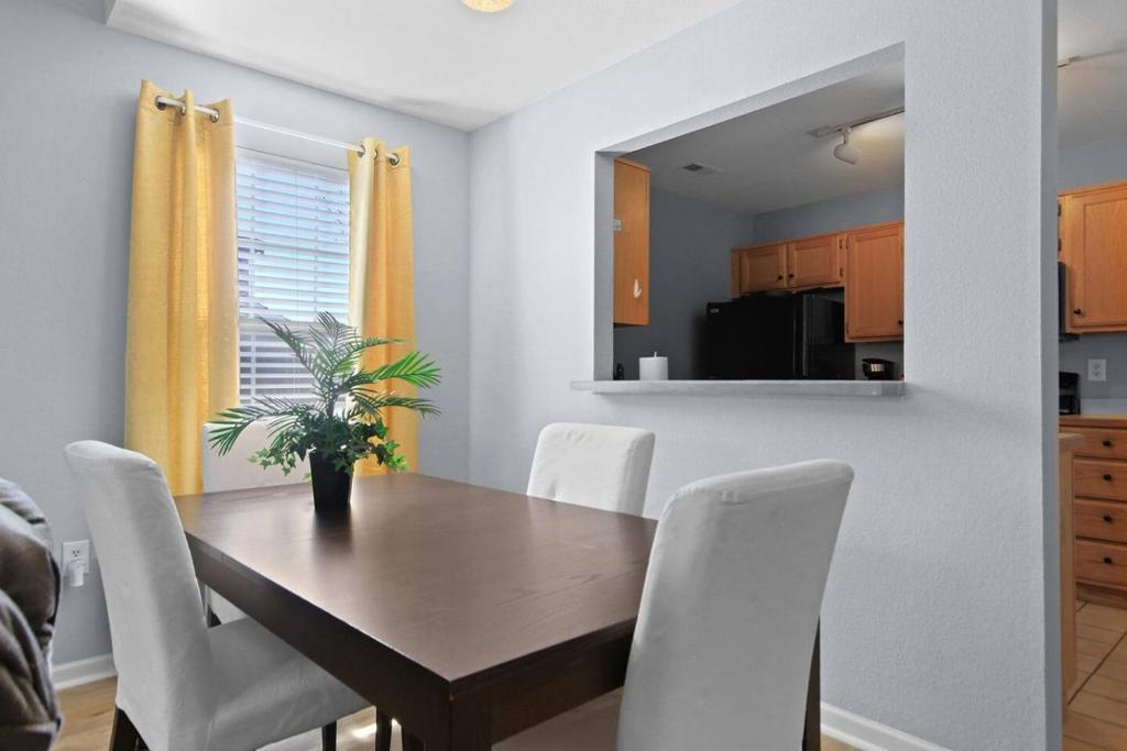 Un comedor con una mesa de madera y sillas blancas. en Spacious 4 Bed Great for Commuting Dogs Ok, en Columbia
