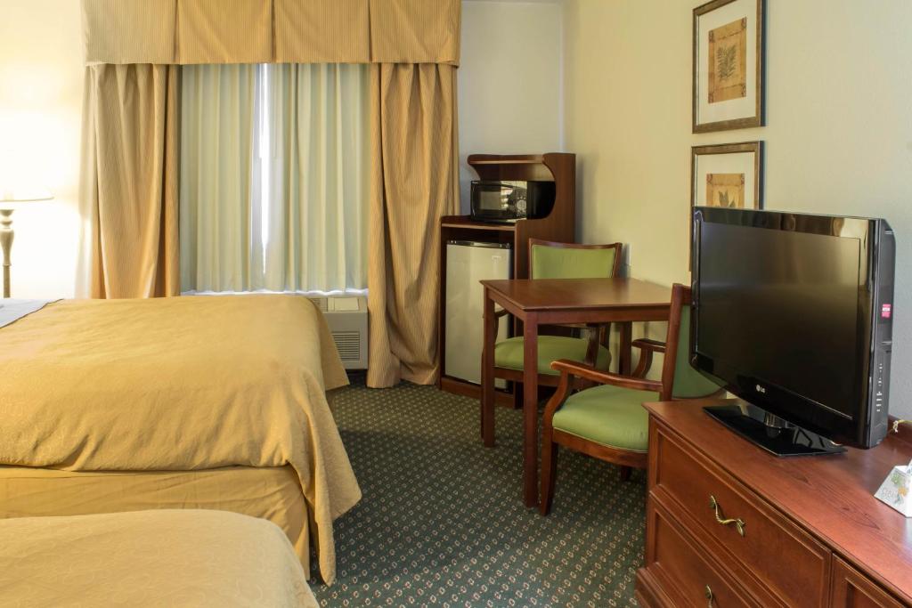 Quality Inn & Suites - Queen Room With Two Queen Beds - Non-Smoking