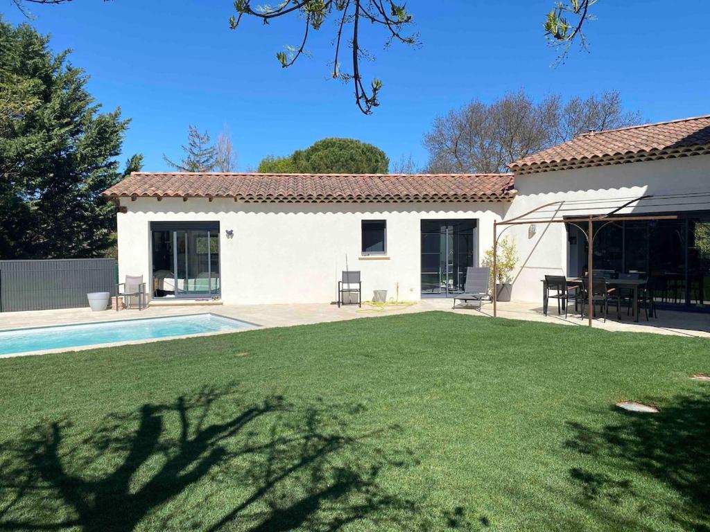 une maison avec une cour et une piscine dans l'établissement 3 bedroom villa with pool, à Aix-en-Provence