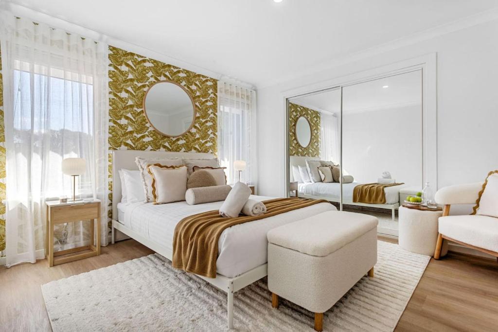 Postel nebo postele na pokoji v ubytování Charming Forrestfield Escape