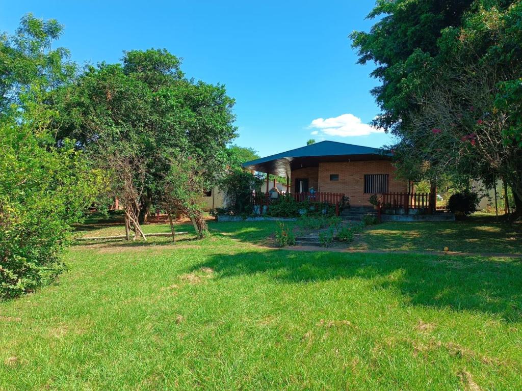 a house in a yard with a grass field at Quinta Don Tentí in Nu Guazu