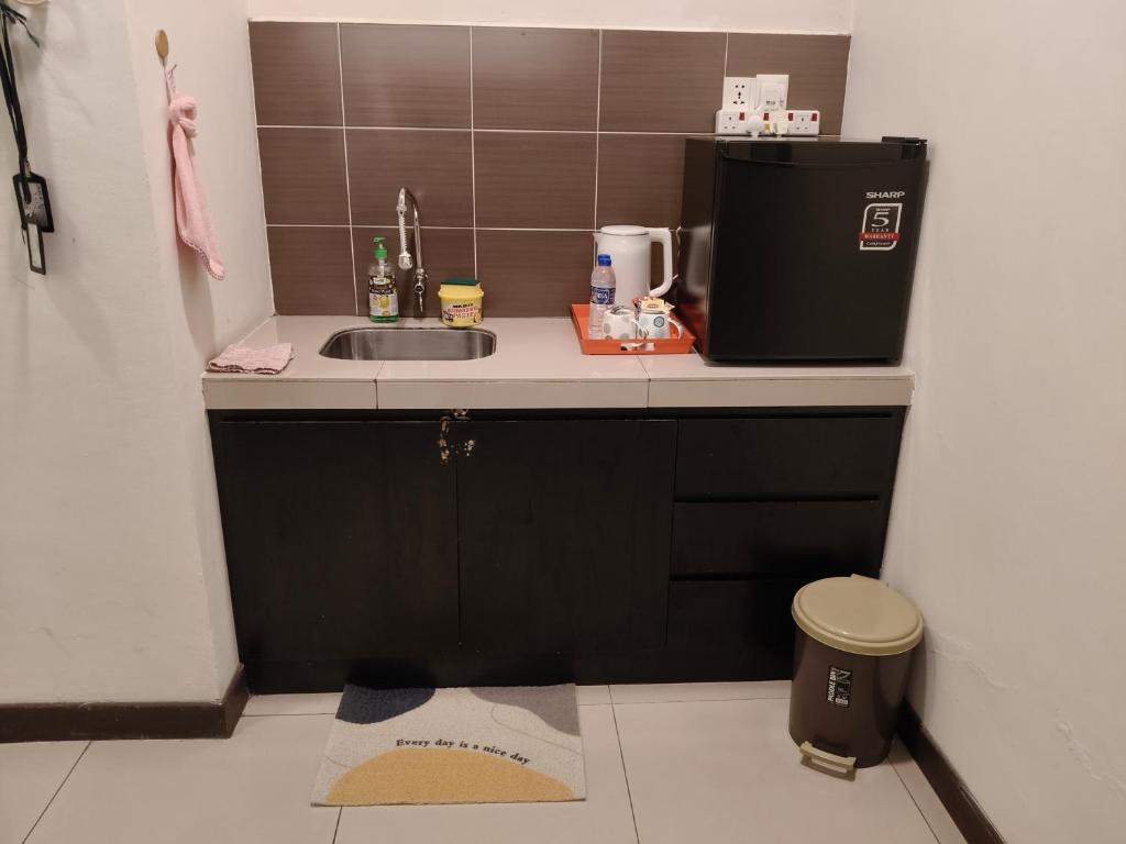 Kuchyň nebo kuchyňský kout v ubytování Homestay B-Lagoon Ayer Keroh by AlliEyka 2