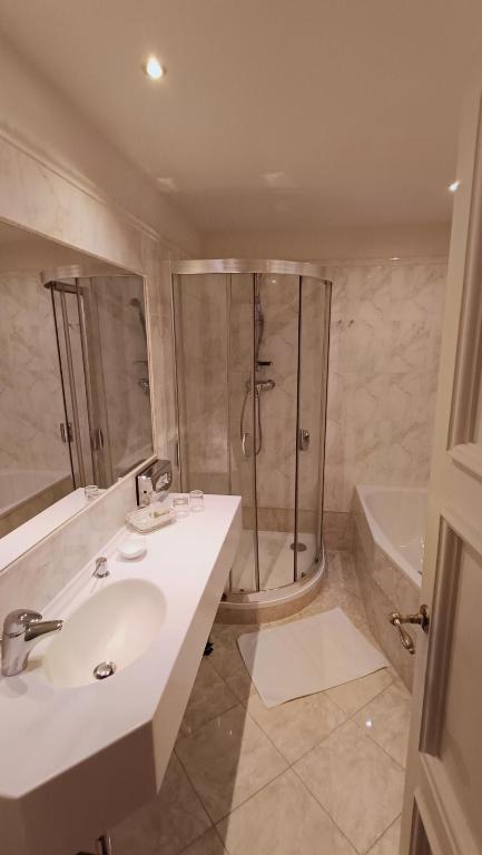 Koupelna v ubytování Hotel Embassy