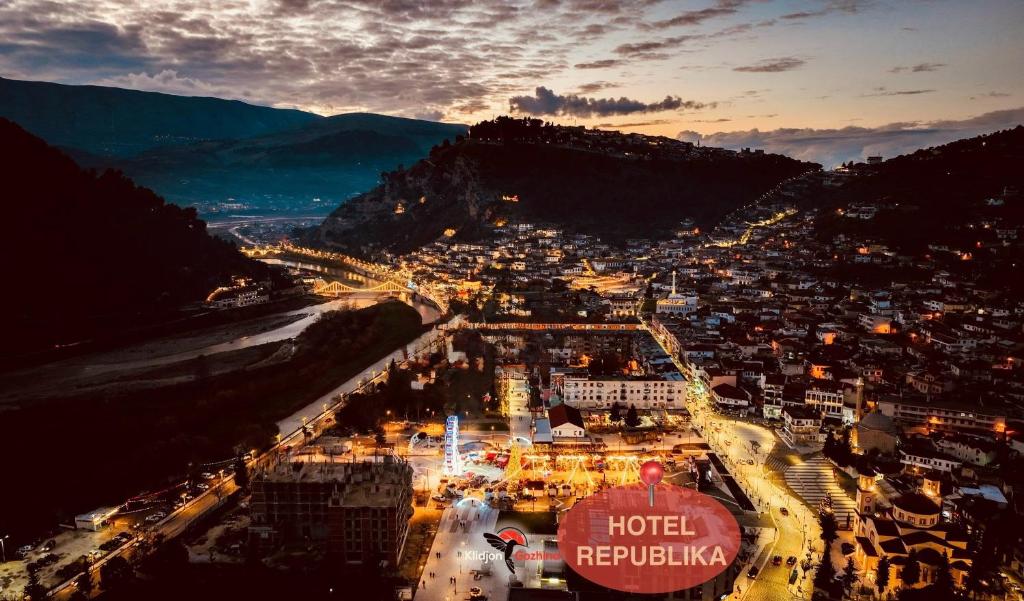 uma vista para uma cidade à noite com luzes em Hotel Republika Berat em Berati