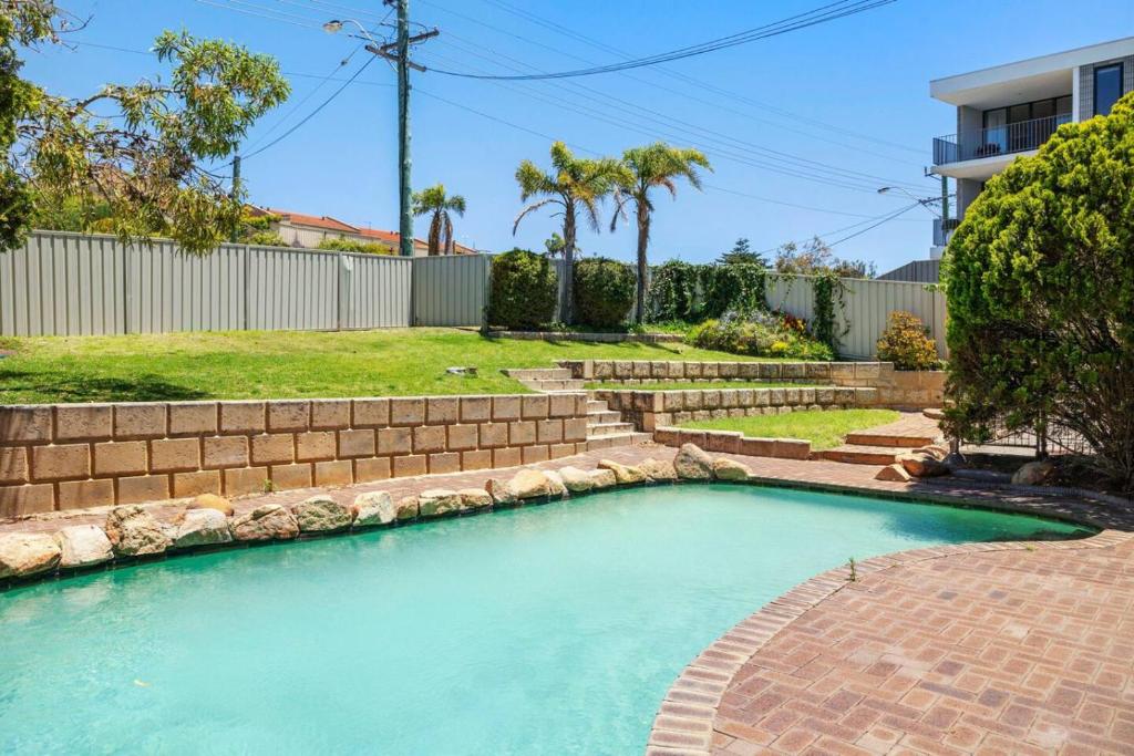 Swimmingpoolen hos eller tæt på Cosy 2BR in Scarborough with Pool