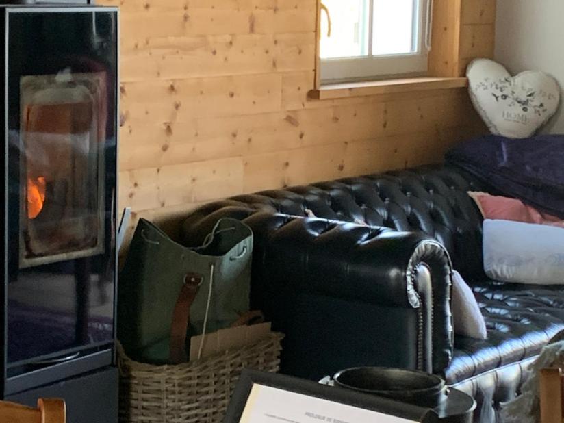 un salon avec un canapé en cuir et une fenêtre dans l'établissement Les apparts, à Sainte-Adresse