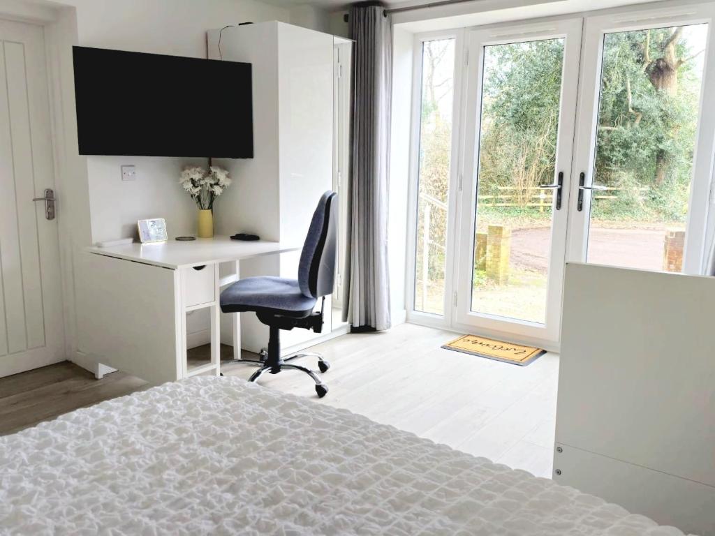 1 dormitorio con escritorio, silla y ordenador en Morden Place, Free Parking & Private Entrance, en Bournemouth