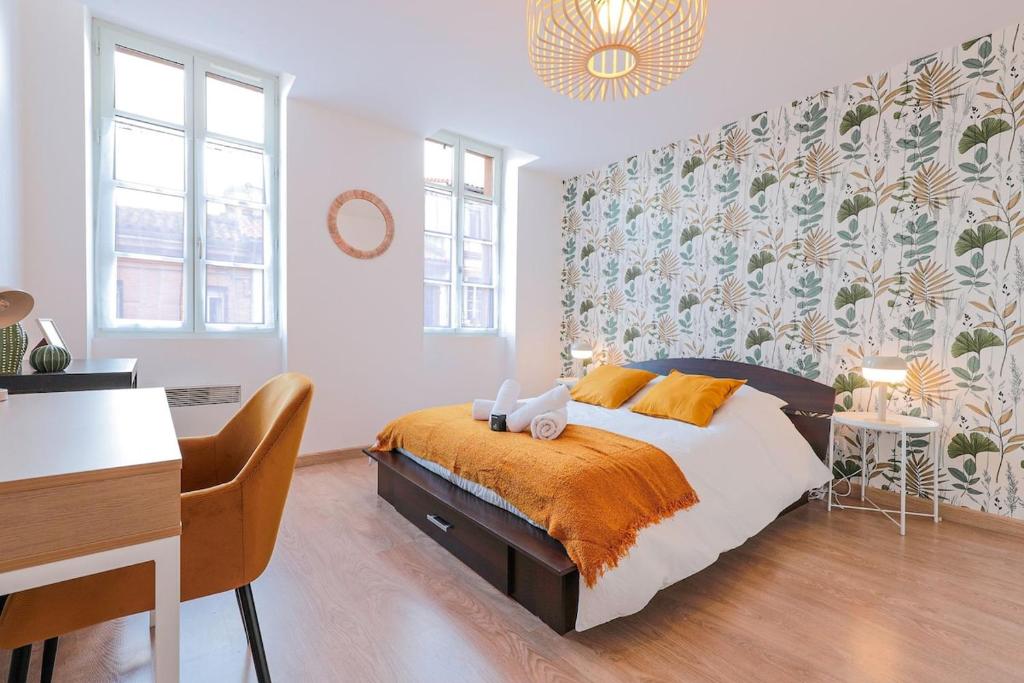 une chambre avec un lit et un bureau dans l'établissement Le havre de paix Tolosan, à Toulouse