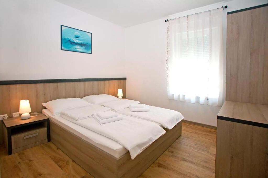 Posteľ alebo postele v izbe v ubytovaní Apartments Maslina I